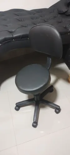 Cadeira mocho giratória com encosto