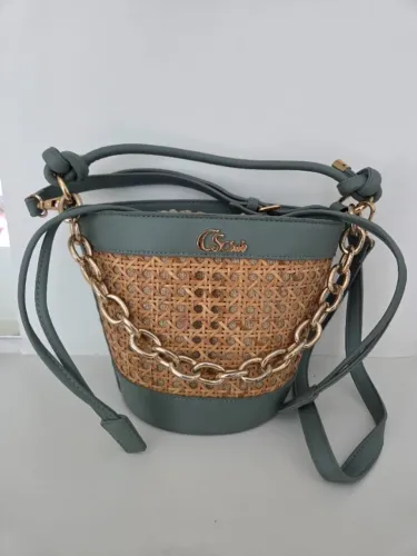 Bolsa de ombro no estilo saco da marca CS Club em tons de verde e palha