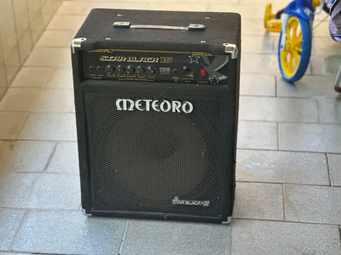 Amplificador Meteoro Star Black 15 falante preto para baixo de 240W cor preto