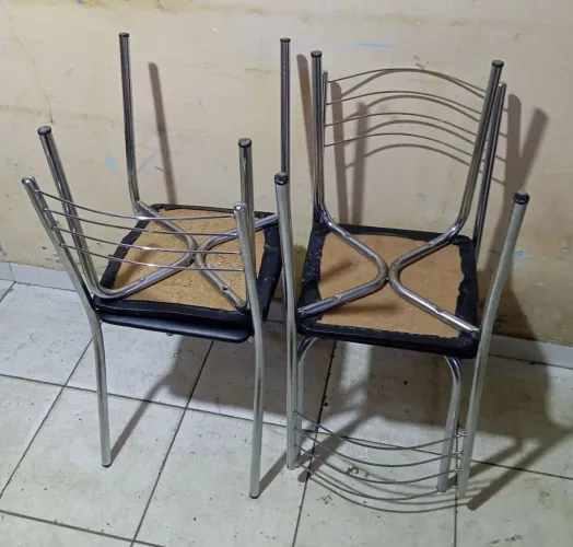 VENDO 4 CASEIRAS PARA COZINHA OU SALA