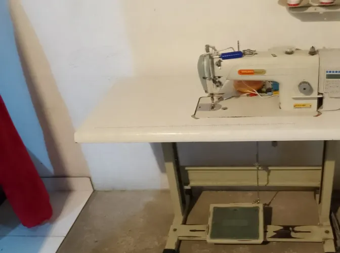 Máquina reta eletronica