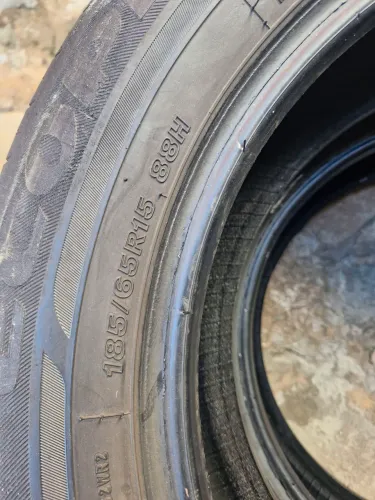 Vendo 2 pneus por R$ 500,00 REAIS. ótimo estado meia vida. Marca Bridgestone 185/65 ARO15