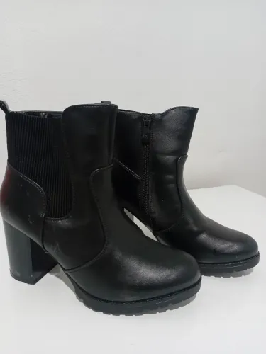 Vendo bota preta