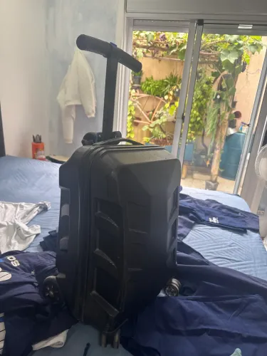 Mochila com skate imbutido