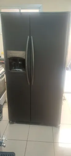 Vendo geladeira side by side tel : *