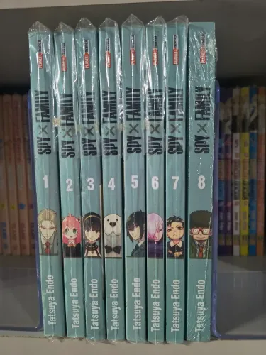 MANGÁS Spy x Family Vols. 1 ao 8 (8 ainda lacrado, restante no saquinho como novo)
