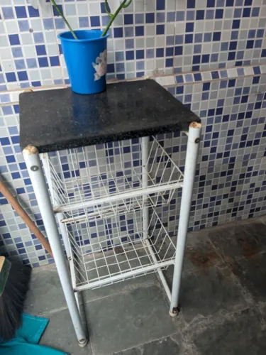 Fruteira com tampo de mármore