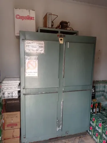 Conservador de gelo vertical em aço inoxidável  Capacidade: 800 litros  Compressor 220 Vol