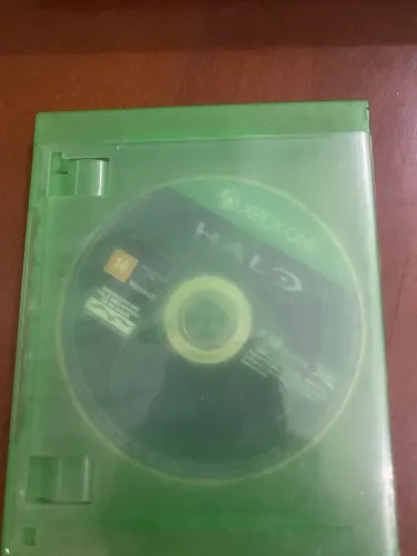 Vende se Xbox one S , Tem um erro básico de ataulizaçao, acompanhado com jogo nunca usado