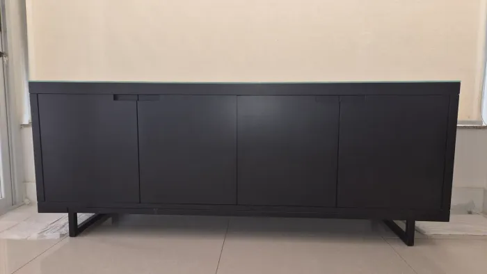 Buffet Preto em laca com tampo de vidro