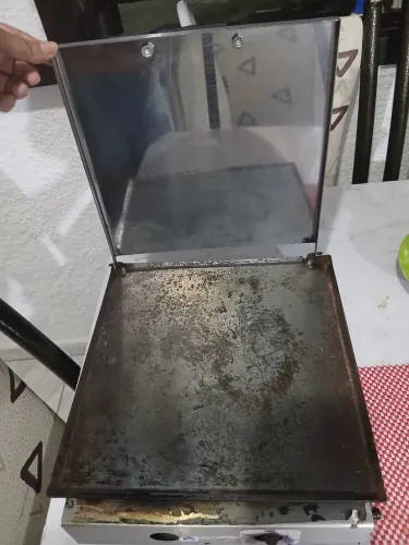 CHAPA PARA LANCHES SEMI USADA,CAPACIDADES PARA 4 HAMBÚRGUERES DE UMA VEZ SÓ