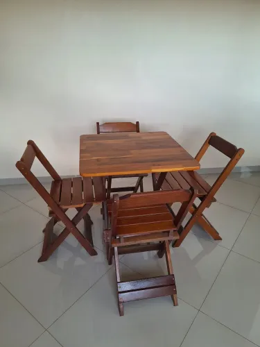 Mesa de madeira c/ cadeiras desmontável