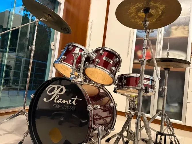 Bateria Planet Neptune Completa (Vinho) + Pratos Zildjian e Orion