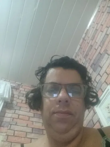 Eu estou vedendo uma caixa de som com microfone 