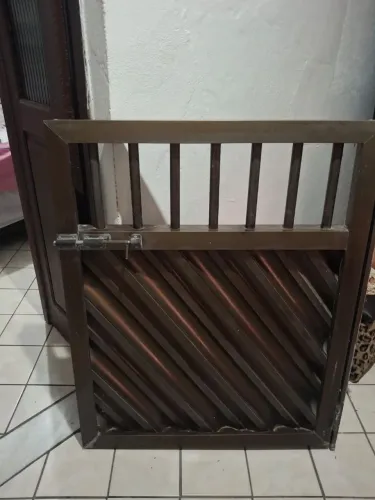 Portão em alumínio dourado