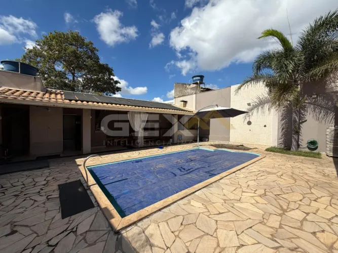 Casa à Venda com 03 Quartos no Bairro Santa Marta em Divinópolis MG.