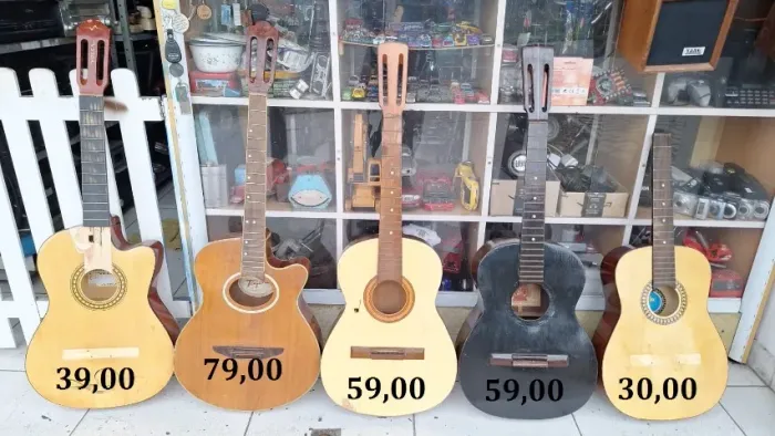 Violões para restauro ou decoração a partir de 30,00 valores na 1a foto somos loja no Haue