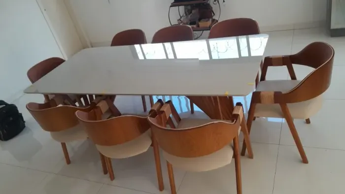 Mesa de Jantar com 08 cadeiras 100% Madeira