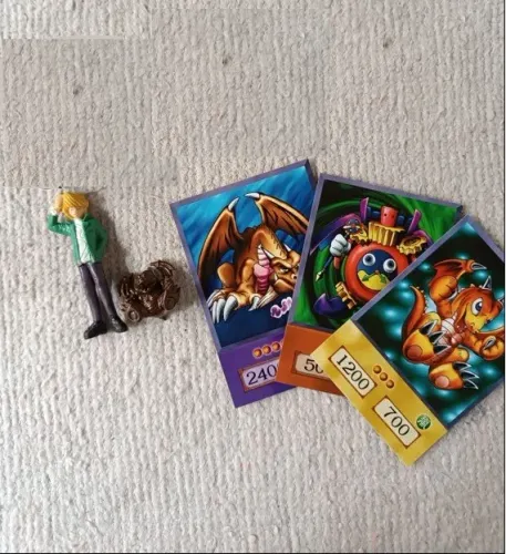 Colecionáveis Yu-Gi-Oh! Joey Wheeler - Dragão Bebê & Cartas: Mago do Tempo / Dragão Milena