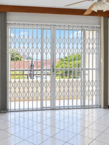 Pantográfica de Ferro para Porta ou Sacada - R$ 200,00