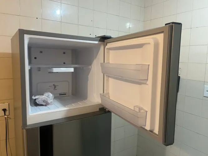 Geladeira com apenas um mês de uso. Motivo da venda: mudança