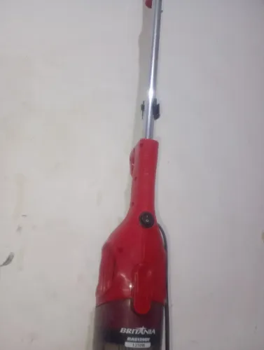 Aspirador de pó Britânia vermelho