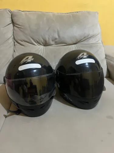 Vendo dois capacetes em excelente estado