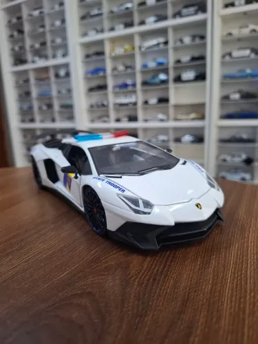 Miniatura Police Jada 1/24 LAMBORGHINI - LP770-4 AVENTADOR