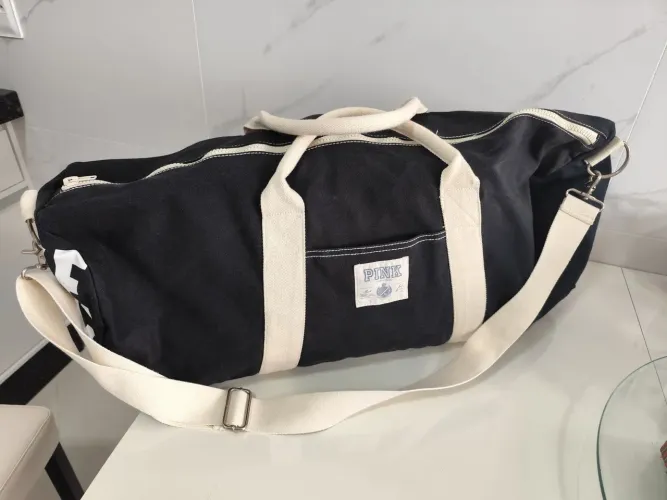 Valise de viagem Victoria Secrets Pink, em lona preta, med. 70 cm como.35 alt, 30 cm larg.
