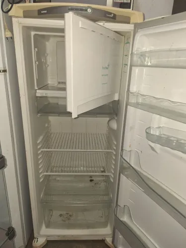Geladeira Consul Frost free em bom estado e funcionando. <br>Valor 850,00.