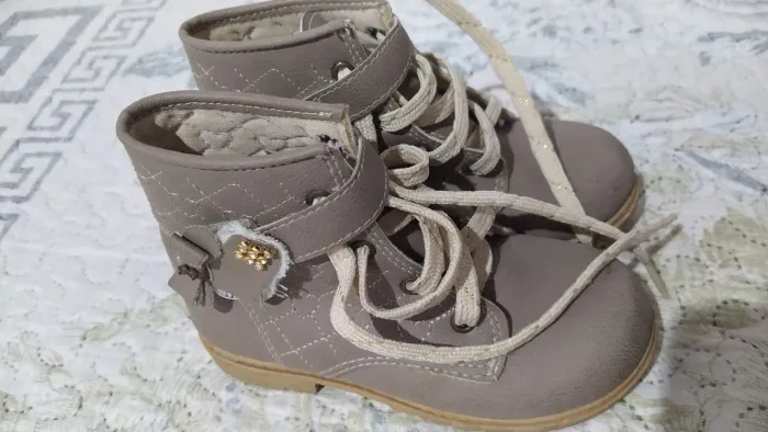 Bota tamanho 24