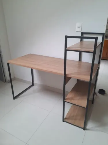 Mesa com prateleiras