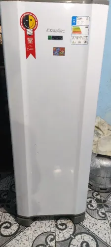Geladeira Esmaltec 232 litros com furo no congelador, está sem gás.