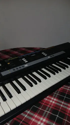 TECLADO YAMAHA E243 USADO APENAS POR 2 MESES.