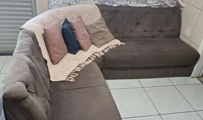 Sofá em L + 4 almofadas + manta
