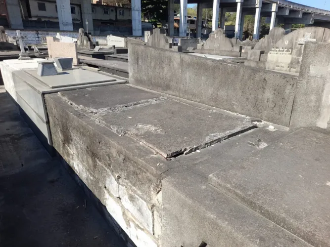 Vendo Jazigo no Cemitério de São Francisco de Xavier (Caju) - Quadra 76