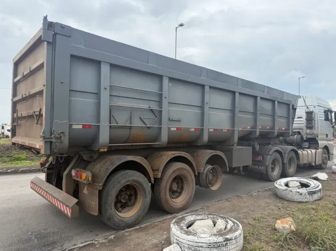 Carreta caçamba basculante