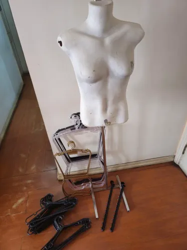 Manequim com pedestal e cabides