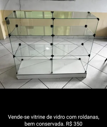 Vitrine de vidro com rodanas