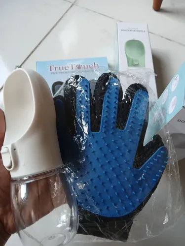 Kit Pet com Garrafa de Hidratação e par de luvas tira pelos