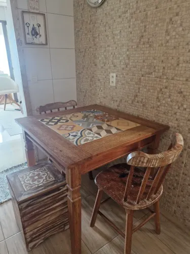 MESA E APARADOR EM MADEIRA