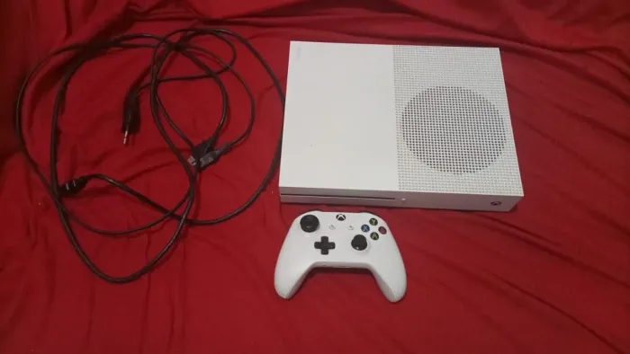 Xbox one 1 tera de memoria semi novo, 6 jogos ja estalado 1 controles
