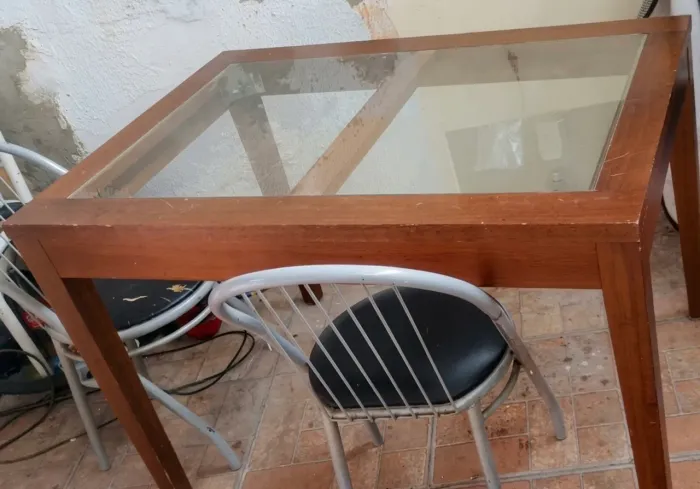 Mesa com tampa de vidro