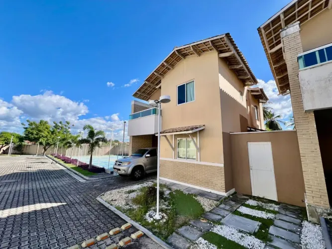 Casa com 3 suítes, quintal confortável, nascente, 02 vagas e lazer completo condomínio