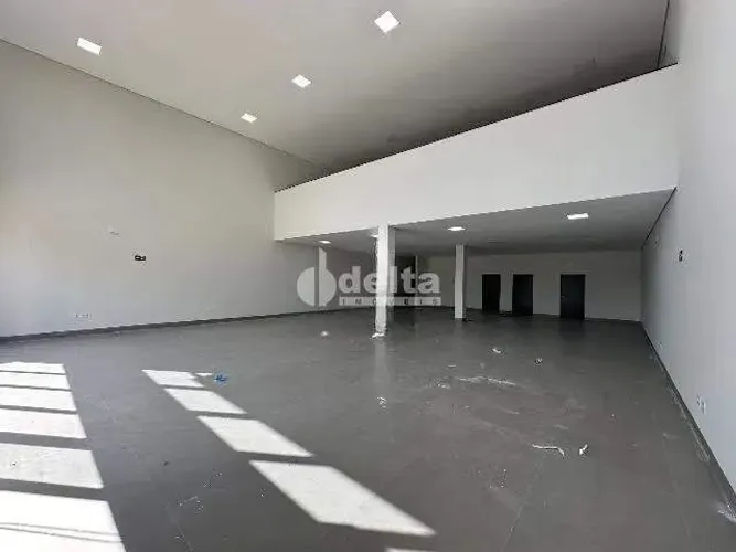 Prédio disponível para aluguel no bairro Novo Mundo em Uberlândia-MG