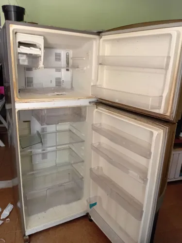 Vendo 200 geladeira panossonic pra aproveitamentos de pecas, o motor nao funciona.
