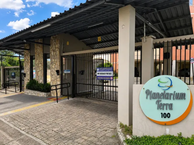 Vende - se apartamento no Condominio Planetarium Terra.