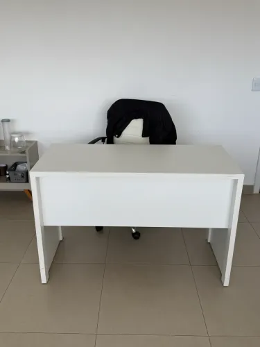Escrivaninha branca em MDF com 1 gaveta