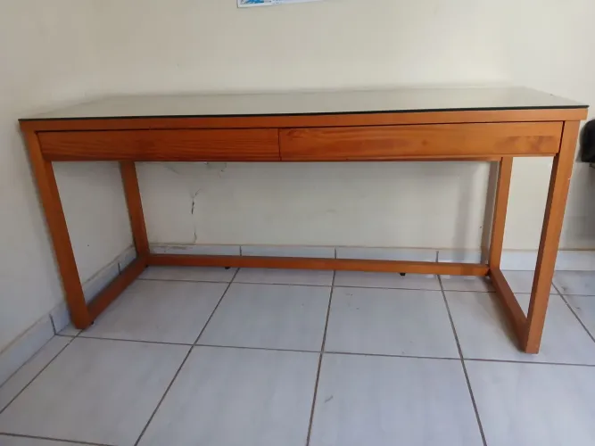 Mesa de escritório de madeira com vidro 