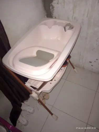 Vendo banheira com suporte, Menina
